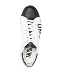 weiße und schwarze bedruckte Leder niedrige Sneakers von Moschino