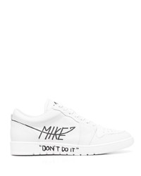 weiße und schwarze bedruckte Leder niedrige Sneakers von MIKE