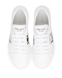 weiße und schwarze bedruckte Leder niedrige Sneakers von Prada