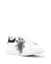 weiße und schwarze bedruckte Leder niedrige Sneakers von Alexander McQueen