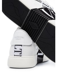 weiße und schwarze bedruckte Leder niedrige Sneakers von Valentino Garavani