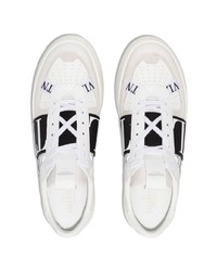 weiße und schwarze bedruckte Leder niedrige Sneakers von Valentino Garavani