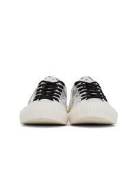 weiße und schwarze bedruckte Segeltuch niedrige Sneakers von McQ Alexander McQueen