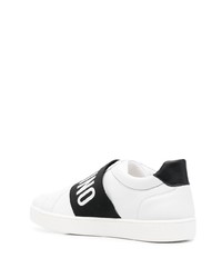 weiße und schwarze bedruckte Slip-On Sneakers aus Leder von Moschino