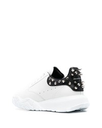 weiße und schwarze beschlagene Leder niedrige Sneakers von Alexander McQueen