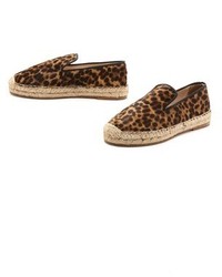 weiße und schwarze Espadrilles mit Leopardenmuster