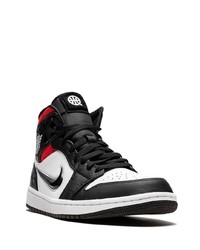 weiße und schwarze hohe Sneakers von Jordan