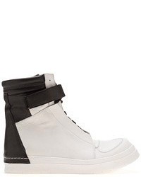 weiße und schwarze hohe Sneakers von Cinzia Araia