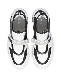 weiße und schwarze hohe Sneakers von Prada