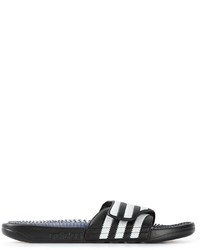 weiße und schwarze horizontal gestreifte Gummi Sandalen von adidas