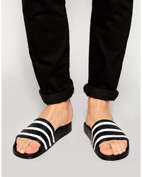weiße und schwarze horizontal gestreifte Sandalen