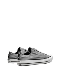 weiße und schwarze horizontal gestreifte Segeltuch niedrige Sneakers von Converse