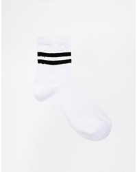 weiße und schwarze horizontal gestreifte Socken von Asos