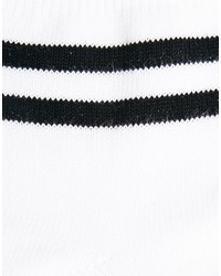 weiße und schwarze horizontal gestreifte Socken von Asos
