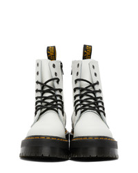 weiße und schwarze klobige flache Stiefel mit einer Schnürung aus Leder von Dr. Martens