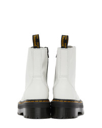 weiße und schwarze klobige flache Stiefel mit einer Schnürung aus Leder von Dr. Martens