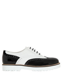 weiße und schwarze klobige Oxford Schuhe