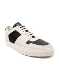 weiße und schwarze Leder niedrige Sneakers von Common Projects