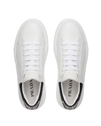 weiße und schwarze Leder niedrige Sneakers von Prada