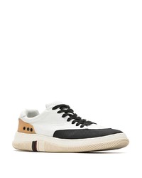 weiße und schwarze Leder niedrige Sneakers von OSKLEN