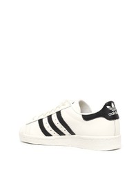 weiße und schwarze Leder niedrige Sneakers von adidas