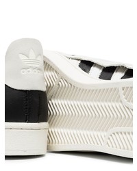 weiße und schwarze Leder niedrige Sneakers von adidas