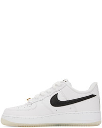 weiße und schwarze Leder Sportschuhe von Nike