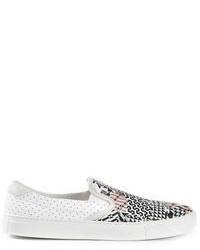 weiße und schwarze niedrige Sneakers mit geometrischen Mustern