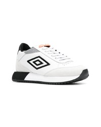 weiße und schwarze niedrige Sneakers von Umbro Projects