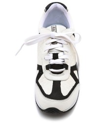 weiße und schwarze niedrige Sneakers von Rachel Zoe