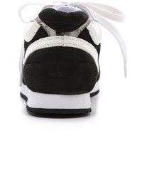 weiße und schwarze niedrige Sneakers von Rachel Zoe