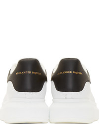 weiße und schwarze niedrige Sneakers von Alexander McQueen