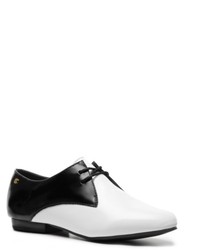 weiße und schwarze Oxford Schuhe