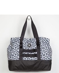 weiße und schwarze Reisetasche mit Leopardenmuster