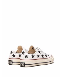 weiße und schwarze Segeltuch niedrige Sneakers mit Sternenmuster von Converse