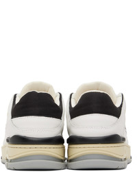 weiße und schwarze Segeltuch niedrige Sneakers von Axel Arigato