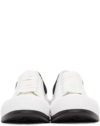 weiße und schwarze Segeltuch niedrige Sneakers von Alexander McQueen