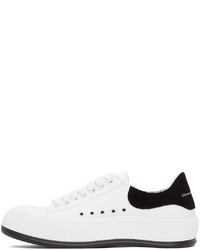 weiße und schwarze Segeltuch niedrige Sneakers von Alexander McQueen