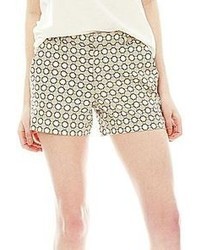 weiße und schwarze Shorts mit geometrischem Muster