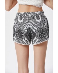 weiße und schwarze Shorts mit geometrischem Muster von AIKI KEYLOOK