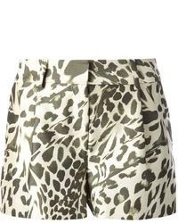weiße und schwarze Shorts mit Leopardenmuster