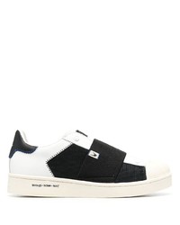 weiße und schwarze Slip-On Sneakers aus Leder von MOA - Master of Arts