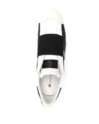 weiße und schwarze Slip-On Sneakers aus Leder von MOA - Master of Arts