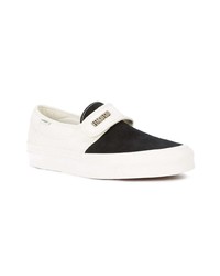 weiße und schwarze Slip-On Sneakers aus Segeltuch von Vans