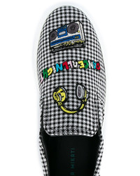 weiße und schwarze Slip-On Sneakers mit Karomuster von Mira Mikati