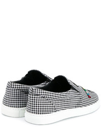 weiße und schwarze Slip-On Sneakers mit Karomuster von Mira Mikati