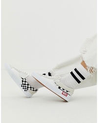 weiße und schwarze Slip-On Sneakers mit Karomuster von Vans