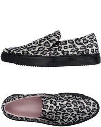 weiße und schwarze Slip-On Sneakers mit Leopardenmuster