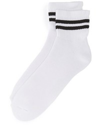 weiße und schwarze Socken