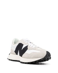 weiße und schwarze Sportschuhe von New Balance